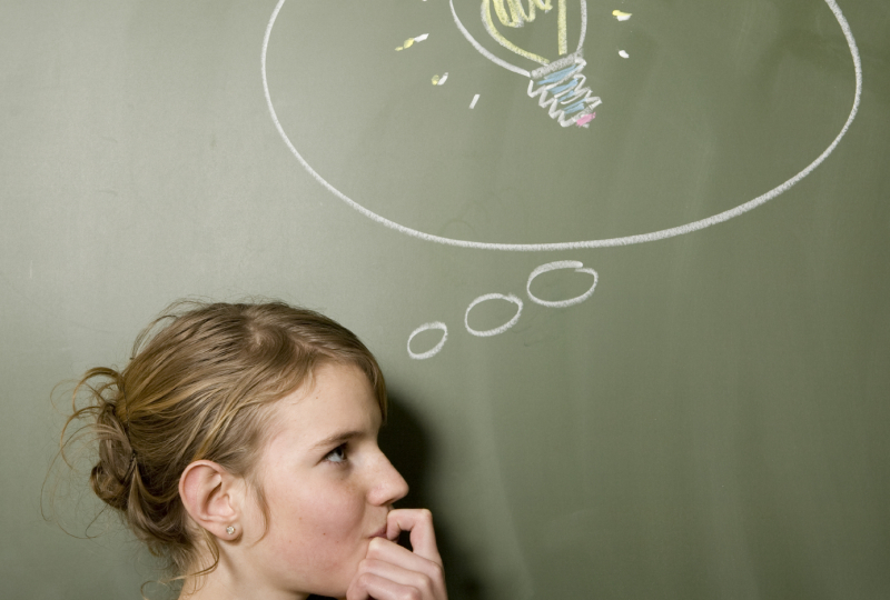 Enfant réfléchissant à une idée
